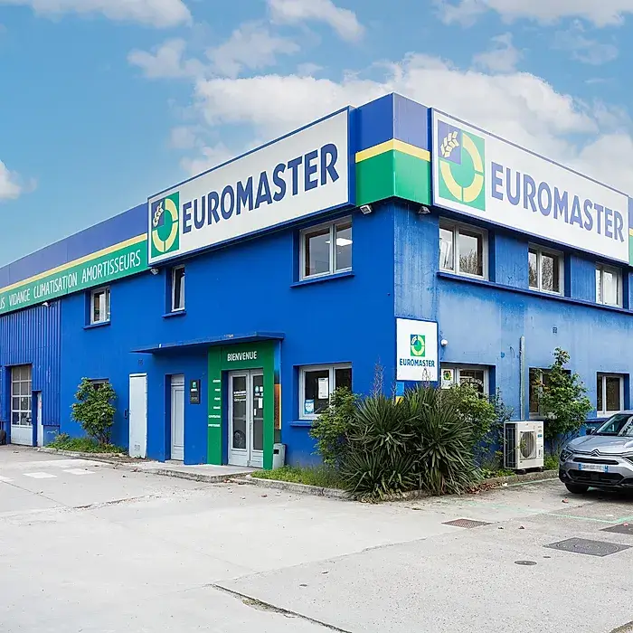 Montage de pneus dans un centre Euromaster